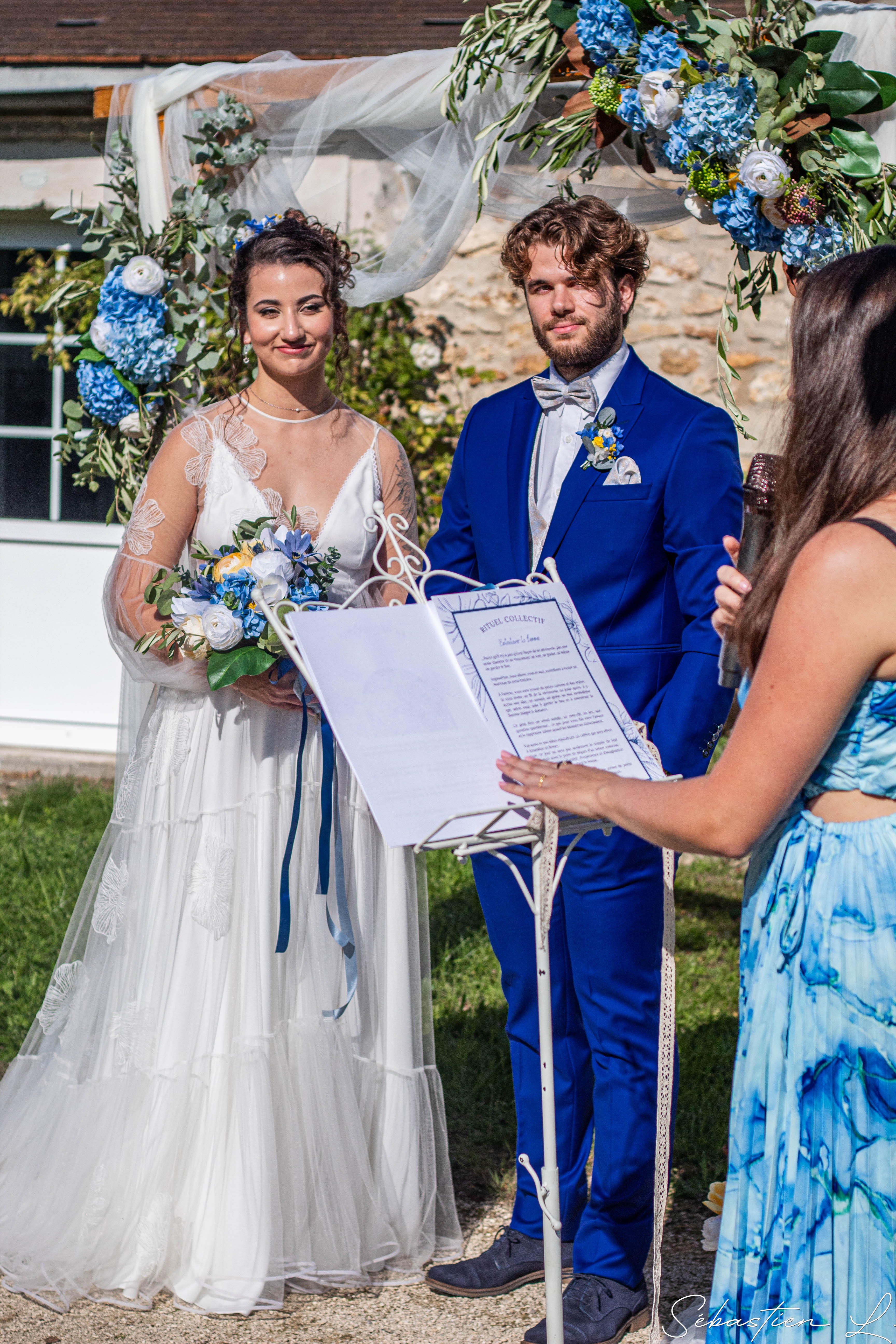 Portraits des mariés à travers un cadre tenu par leurs enfants qui se cachent les yeux Portraits des mariés à travers un cadre tenu par leurs enfants qui se cachent les yeux